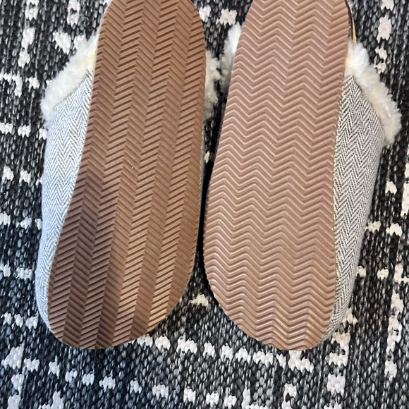 Lands' End Gray Slippers Holiday Sherpa Lined Red Cardinal Bird Christmas - Picture 9 of 10